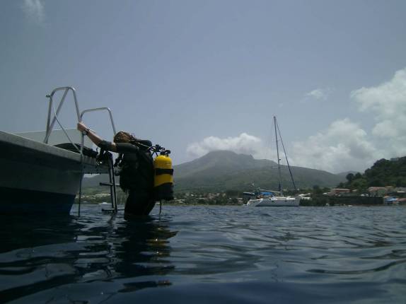 Voltando ao barco após mergulho em St. Pierre, no norte de Martinica. Ao fundo, o Mount Pelée